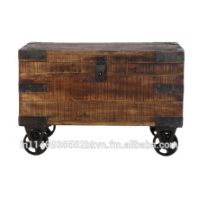 Caja de madera antigua con rueda